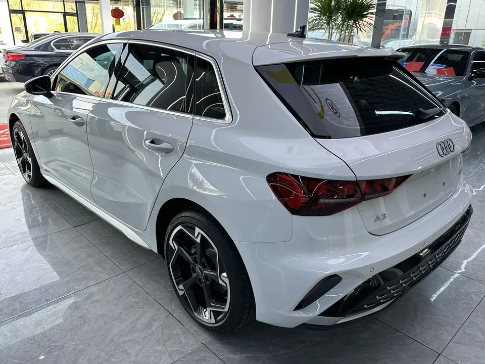 Audi A3 Audi A3 2025 Sportback 35 TFSI Flying Spur Premium Edition 2026 — миниатюра 4