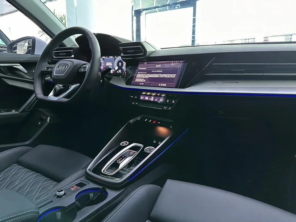 Audi A3 Audi A3 2025 Sportback 35 TFSI Flying Spur Premium Edition 2026 — миниатюра 5