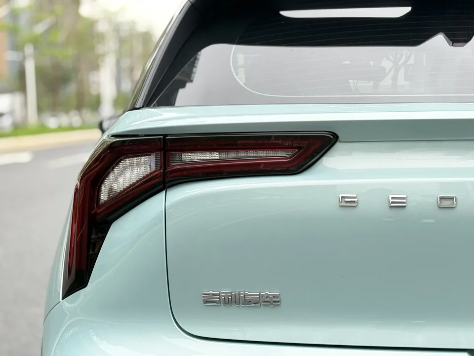 Geely Geometry E Firefly Model 320KM Well-behaved Tiger 2022 — миниатюра 3