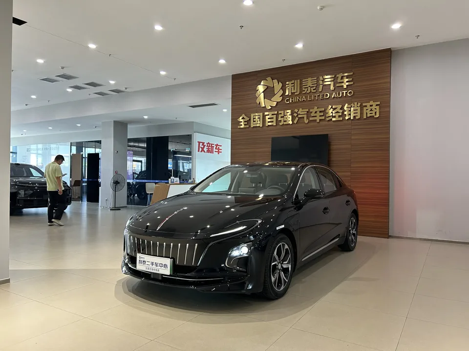 Hongqi E-QM5 facelift basic travel version 2024 — фото 1, купить с доставкой в Москву