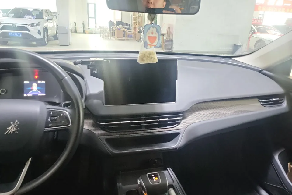 Hongqi E-QM5 Basic Travel Edition 2023 — миниатюра 3