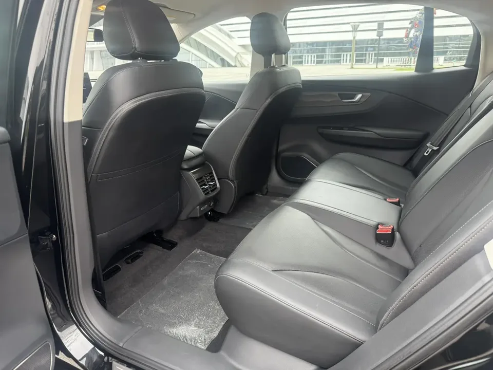 Hongqi E-QM5 facelift basic travel version 2023 — миниатюра 3