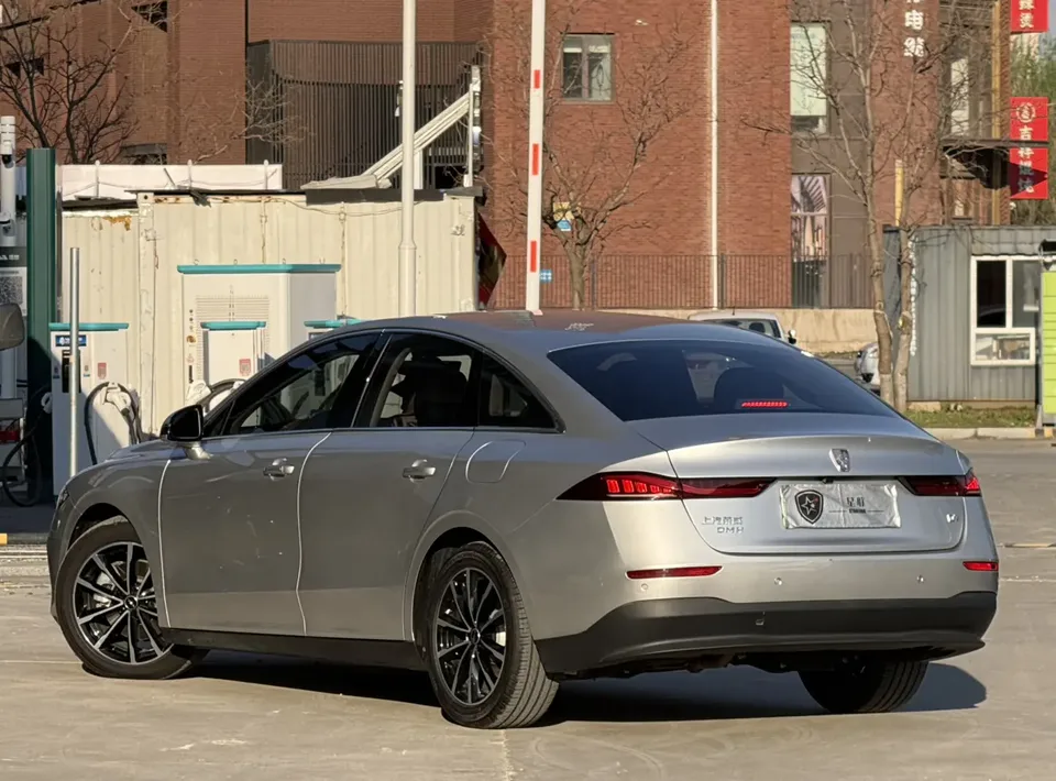 Roewe D7 DMH Roewe D7 DMH 2024 125 Leading Edition 2025 — миниатюра 2