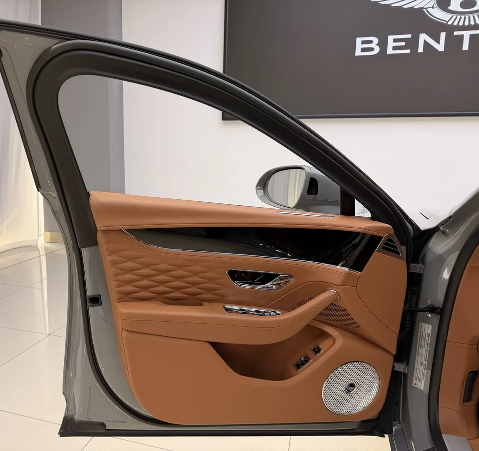 Bentley Galloping 4.0T automatic 4WD 5-seater parallel import 2024 — миниатюра 5