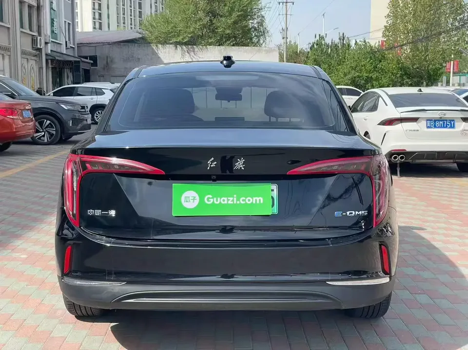 Hongqi E-QM5 Basic Travel Edition 2023 — миниатюра 2
