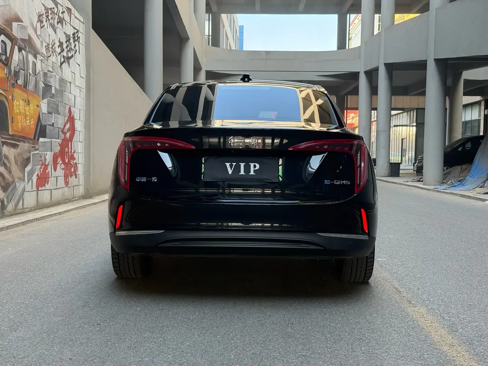 Hongqi E-QM5 Basic Travel Edition 2024 — миниатюра 2