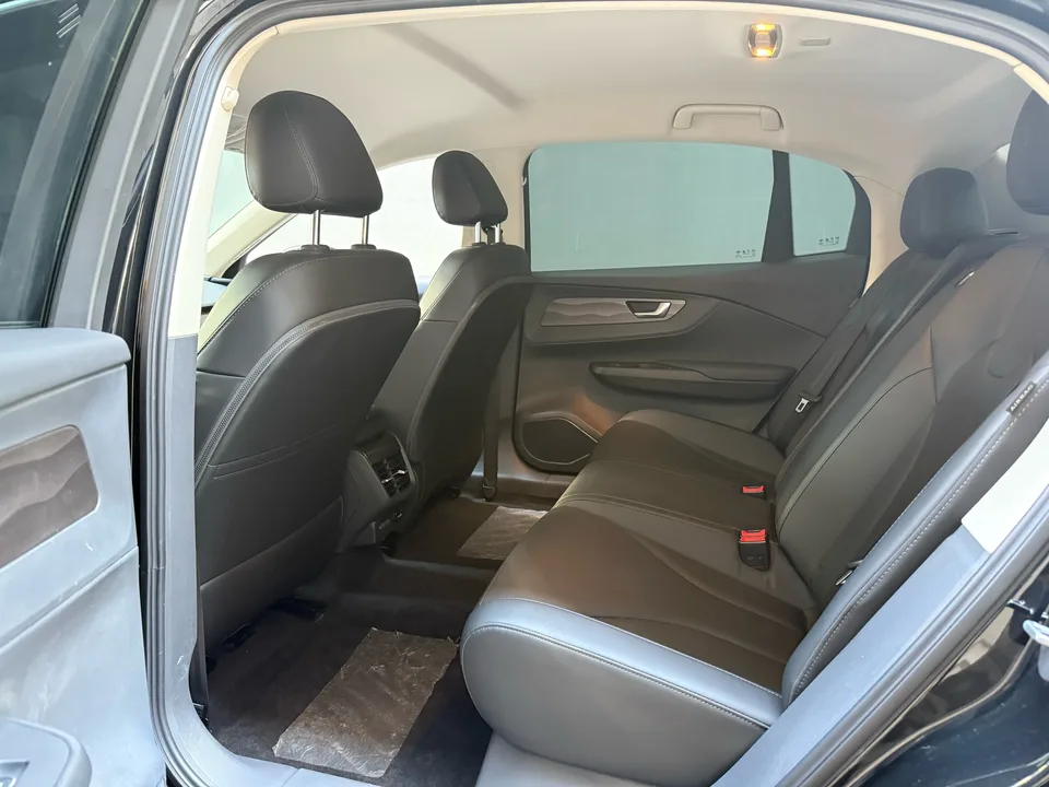 Hongqi E-QM5 Basic Travel Edition 2024 — миниатюра 3