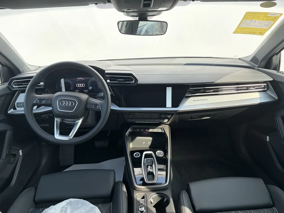 Audi A3 Audi A3 2025 Sportback 35 TFSI Flying Spur Premium Edition 2026 — миниатюра 4