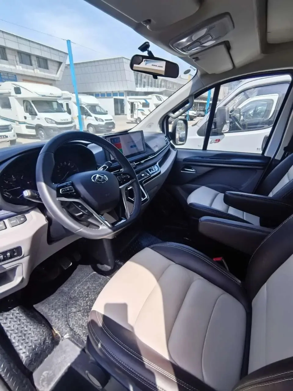 Datong Xintu V70 2.0T Automatic Front-Wheel Drive 6-Seater Factory Customized Edition 2026 — миниатюра 3