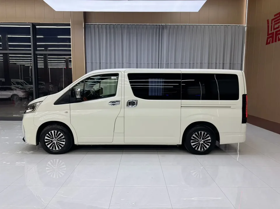 Toyota HIACE VAN 3.5L Automatic Rear-Wheel Drive 7-Seater Parallel Import 2025 — миниатюра 4