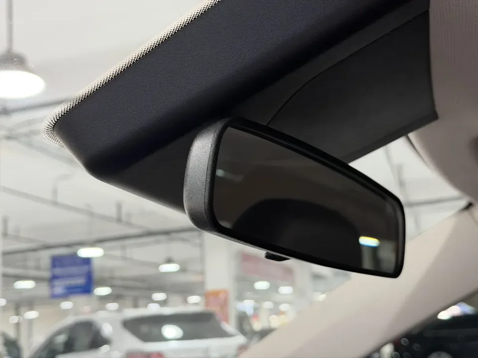 Hongqi E-QM5 facelift basic travel version 2023 — миниатюра 4