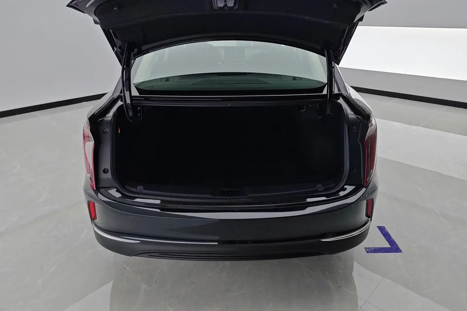Hongqi E-QM5 facelift basic travel version 2024 — миниатюра 5