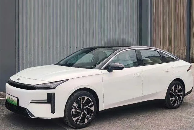 Geely Galaxy L6 1.5 EM-i DHT 60KM 2025 — фото 1, купить с доставкой в Москву