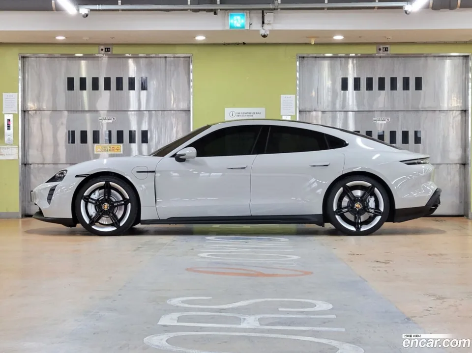 Porsche Taycan GTS 2022 — миниатюра 2