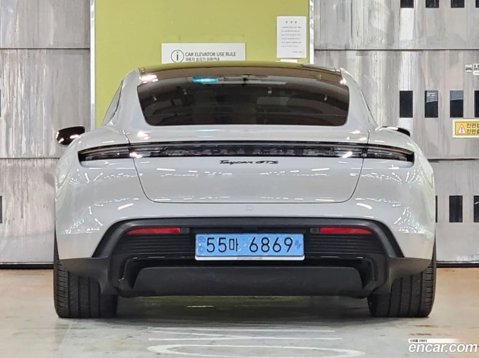 Porsche Taycan GTS 2022 — миниатюра 4