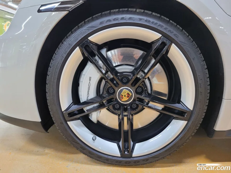 Porsche Taycan GTS 2022 — миниатюра 5