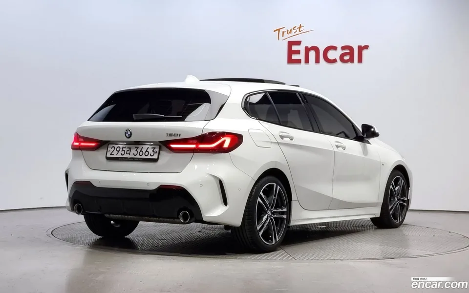 BMW 1 Series 120i M 2023 — миниатюра 2