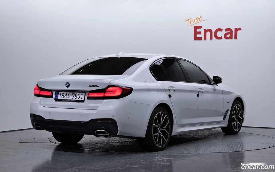 BMW 5 Series 530e M 2023 — миниатюра 2