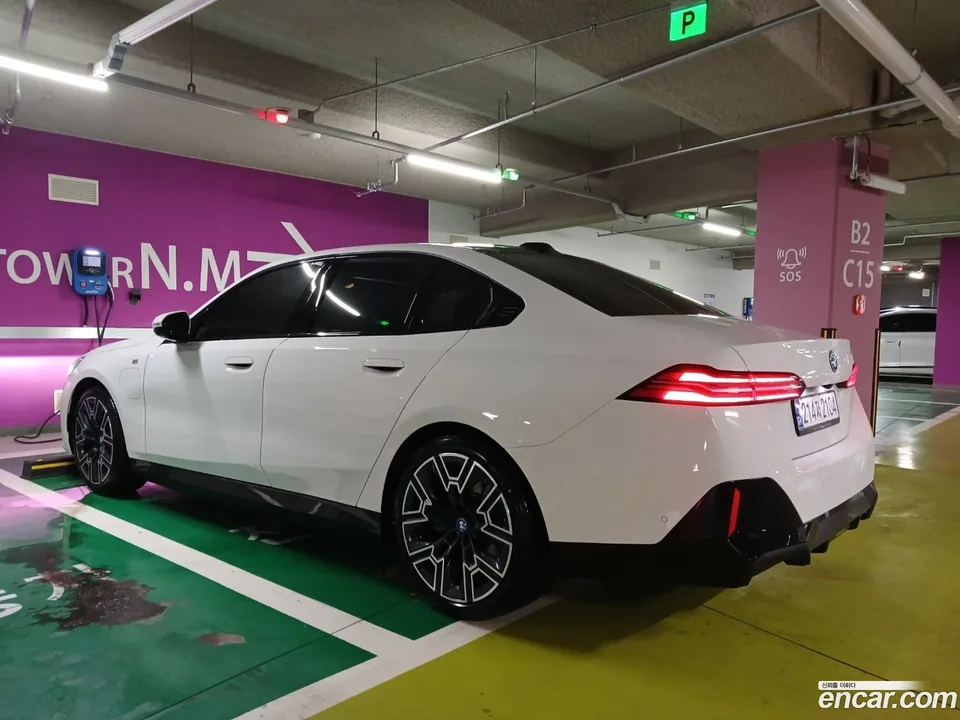 BMW 5 Series 530e M 2025 — миниатюра 4