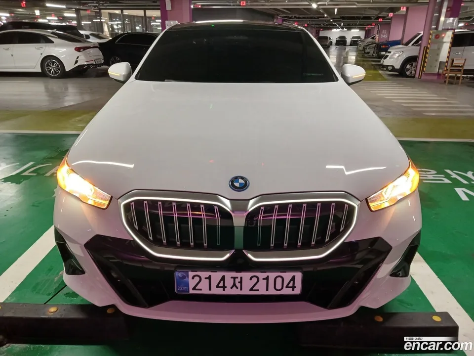 BMW 5 Series 530e M 2025 — фото 1, купить с доставкой в Москву