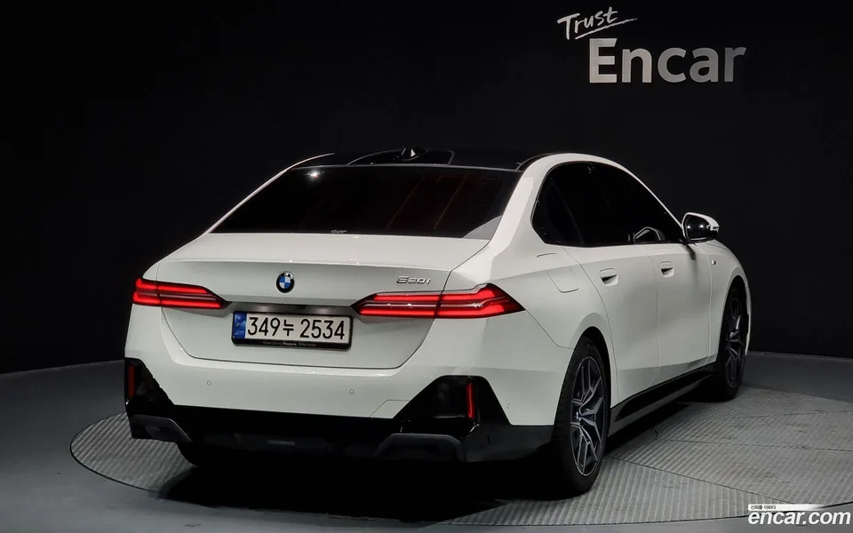 BMW 5 Series 520i M 2023 — миниатюра 2