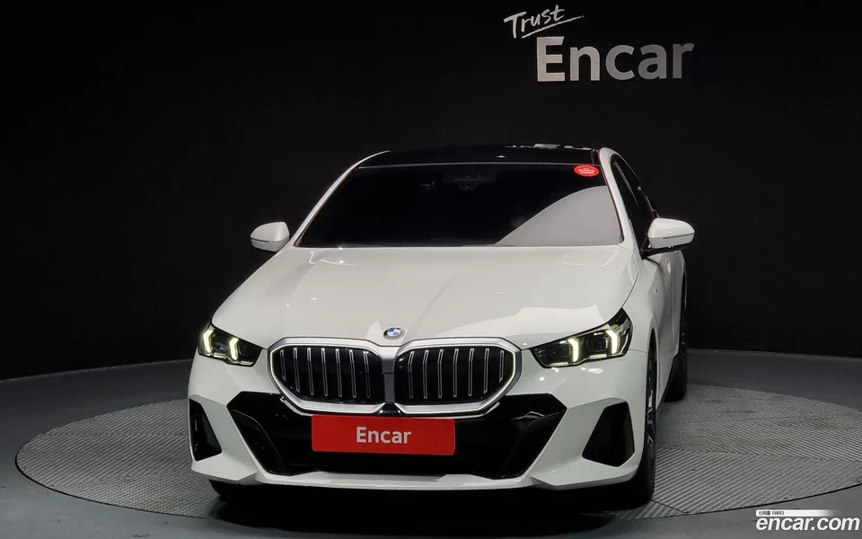 BMW 5 Series 520i M 2023 — миниатюра 3