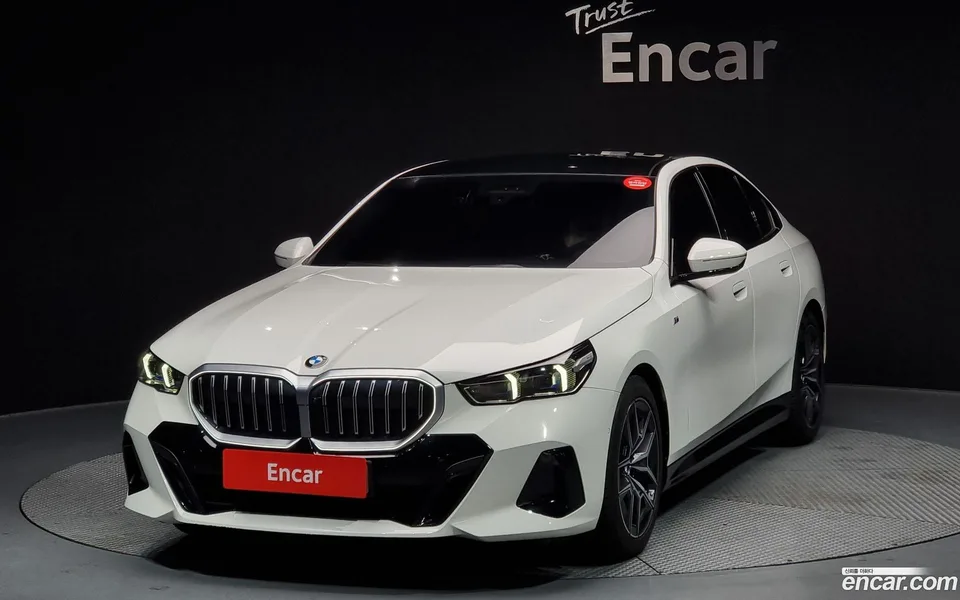 BMW 5 Series 520i M 2023 — фото 1, купить с доставкой в Москву