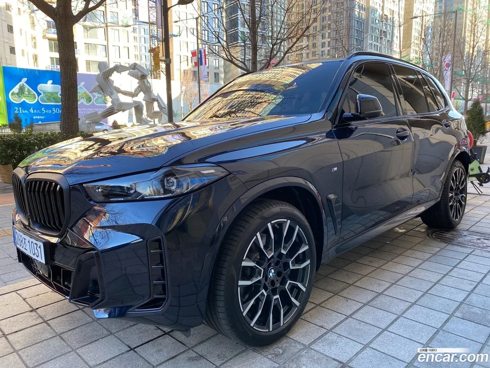 BMW X5 xDrive 40i M 2025 — фото 1, купить с доставкой в Москву