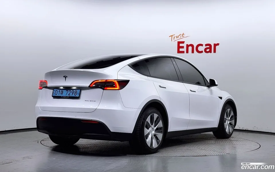 Tesla Model Y AWD 2022 — миниатюра 2