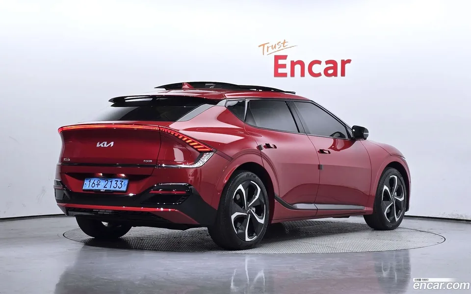 Kia EV6 2023 — миниатюра 2