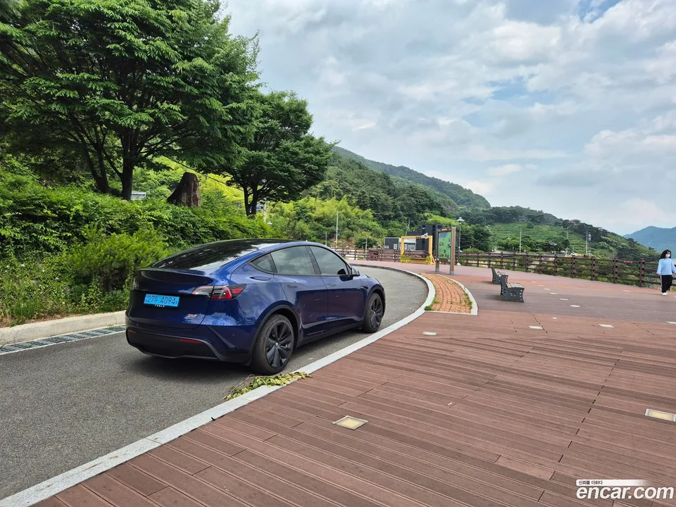 Tesla Model Y RWD 2023 — миниатюра 2