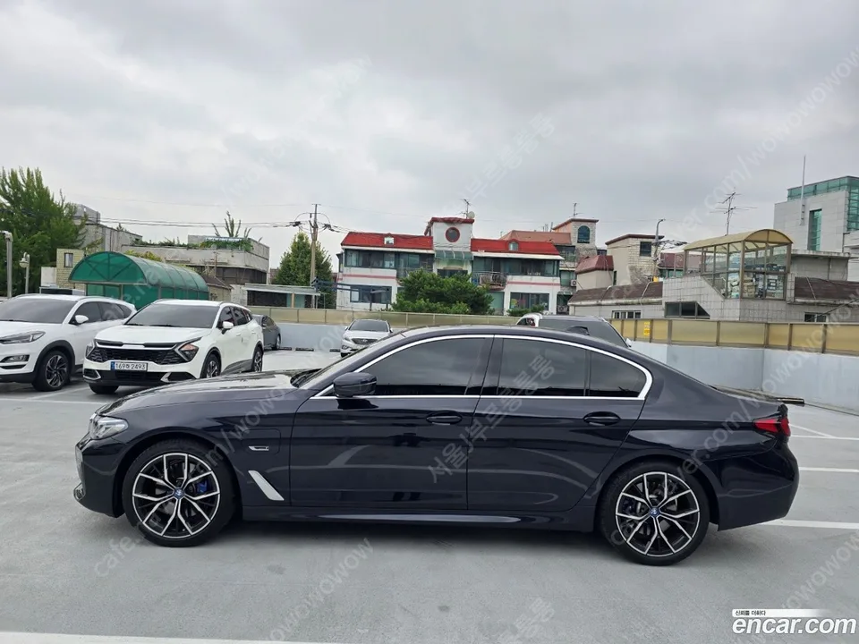 BMW 5 Series 530e M 2022 — миниатюра 2