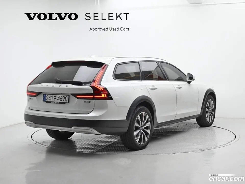 Volvo V90 Cross Country B5 AWD 2023 — миниатюра 2