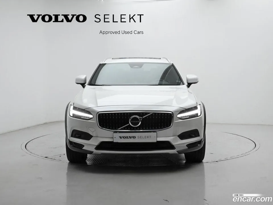 Volvo V90 Cross Country B5 AWD 2023 — миниатюра 3