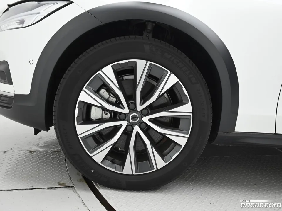 Volvo V90 Cross Country B5 AWD 2023 — миниатюра 5