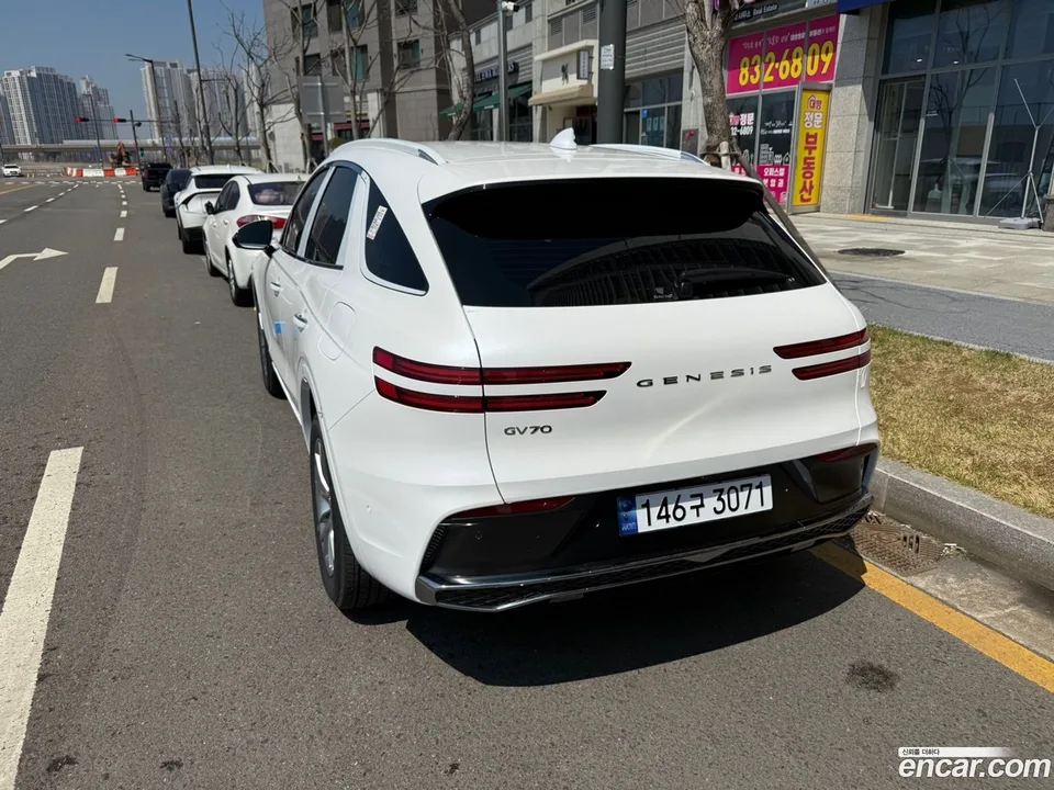 Genesis GV70 2.5T 2WD 2025 — миниатюра 2