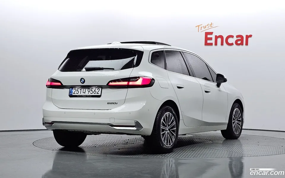 BMW 2 Series Active Tourer 220i 2024 — миниатюра 2