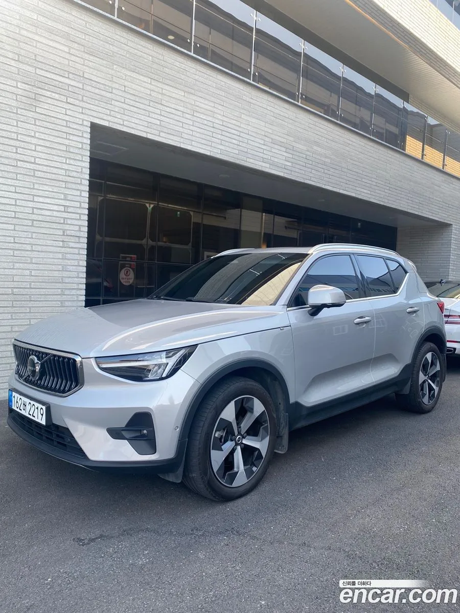 Volvo XC40 B4 2023 — миниатюра 2