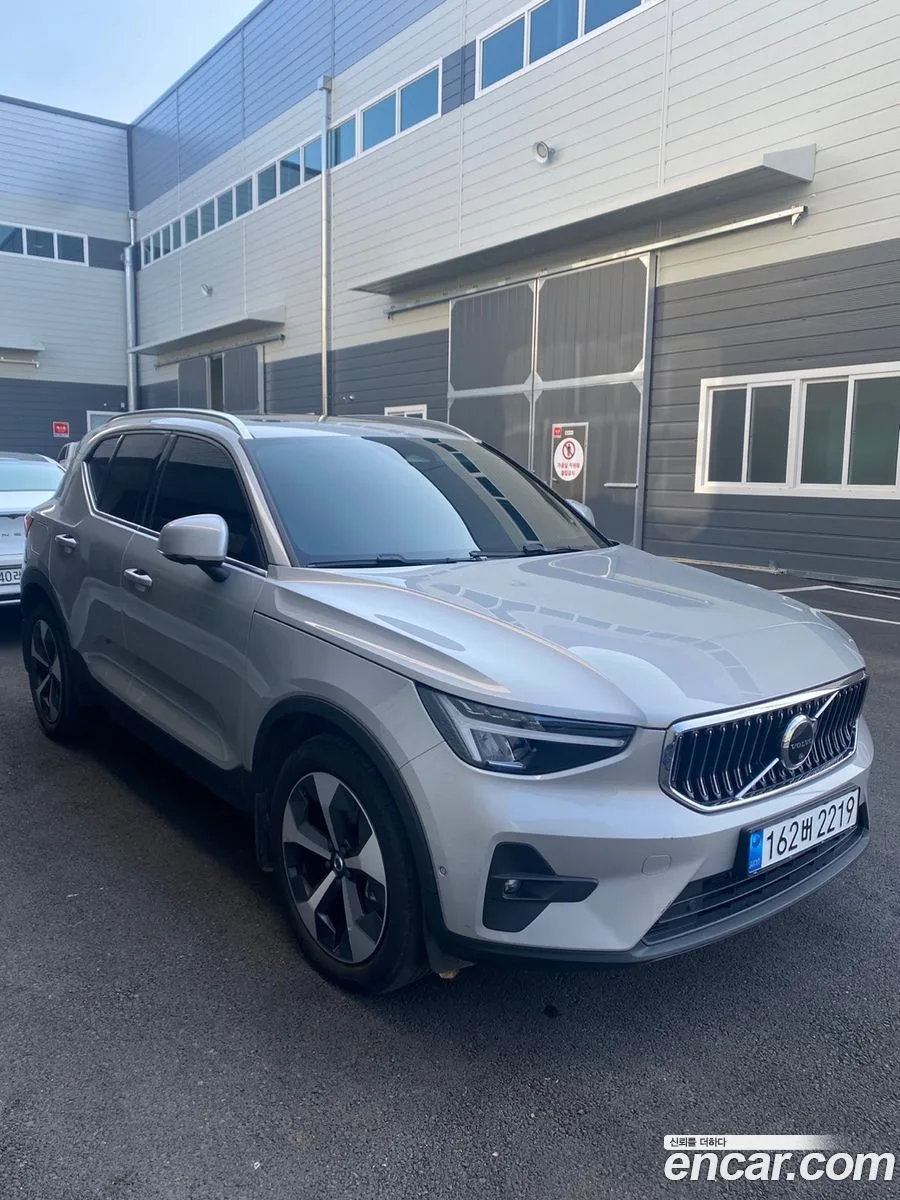 Volvo XC40 B4 2023 — миниатюра 3