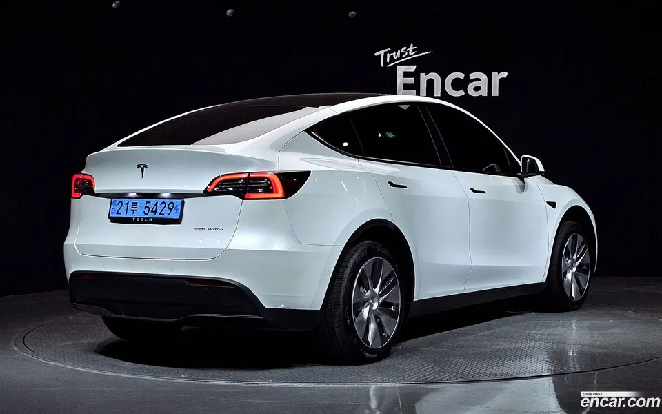 Tesla Model Y AWD 2022 — миниатюра 2