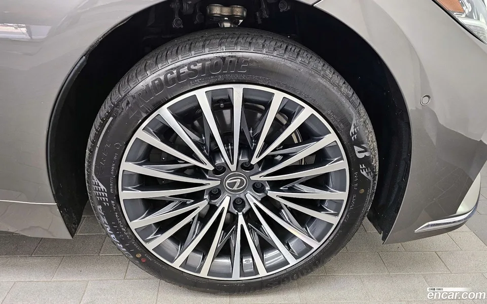 Lexus LS 500h 3.5 AWD 2024 — миниатюра 5