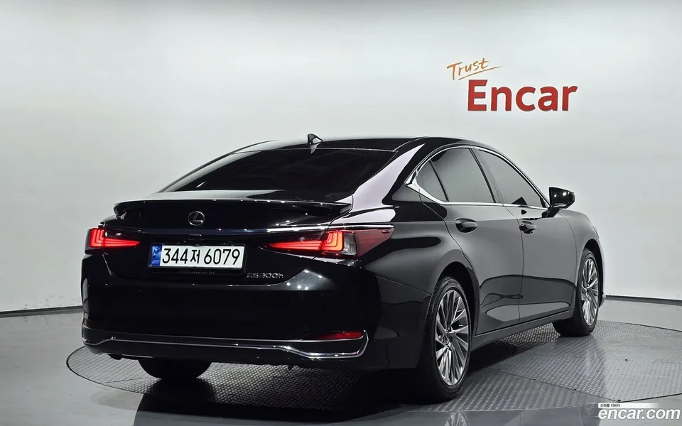 Lexus ES 300h 2023 — миниатюра 2