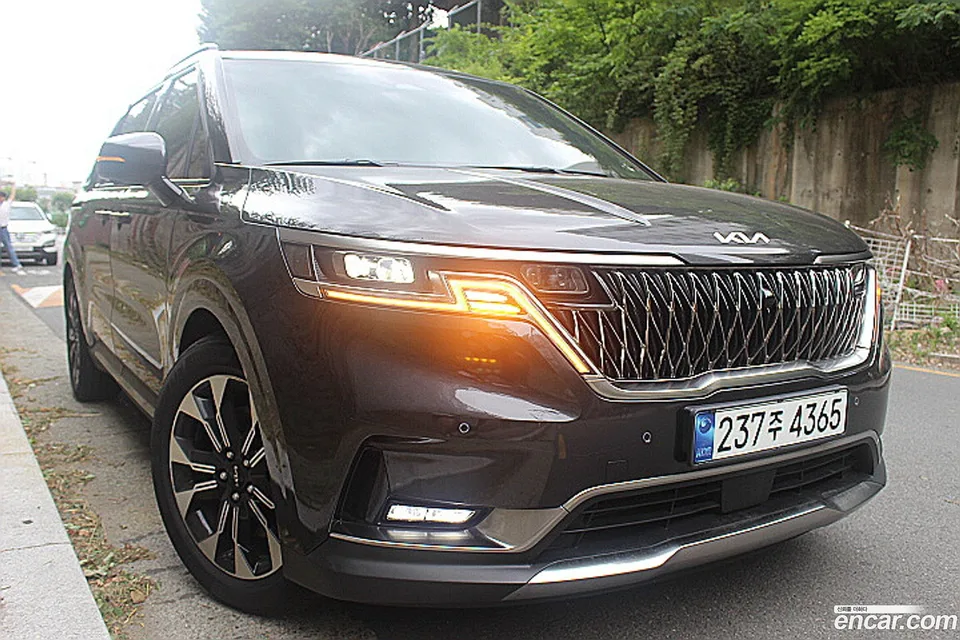 Kia Carnival 7 2023 — фото 1, купить с доставкой в Москву