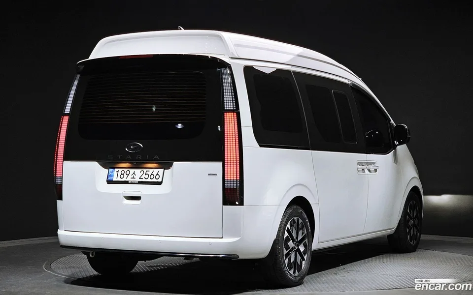 Hyundai Staria 4WD 7 2023 — миниатюра 2