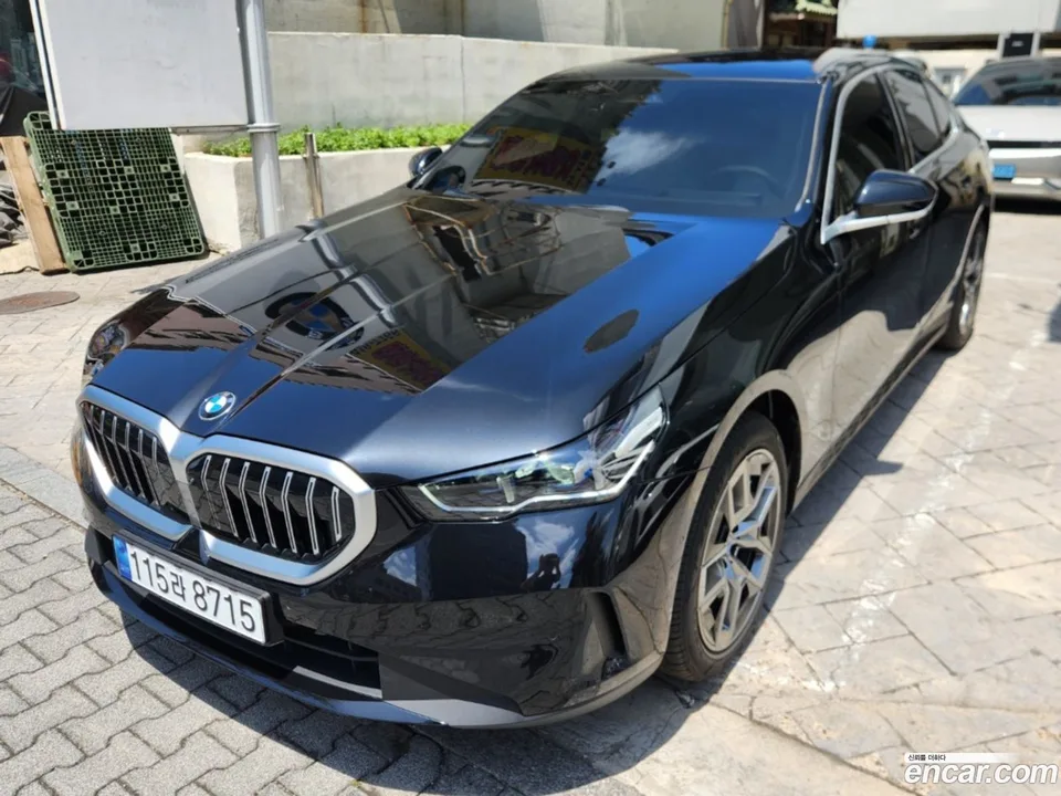 BMW 5 Series 520i 2025 — фото 1, купить с доставкой в Москву