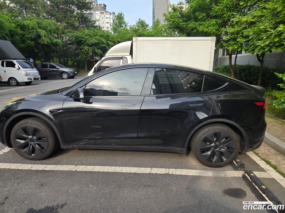 Tesla Model Y RWD 2024 — миниатюра 2