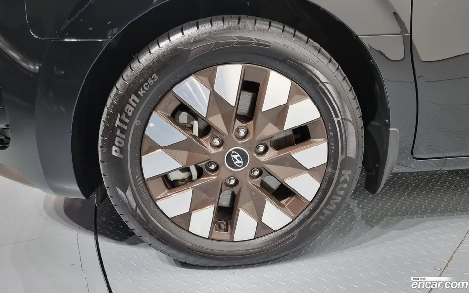 Hyundai Staria 4WD 7 2023 — миниатюра 5