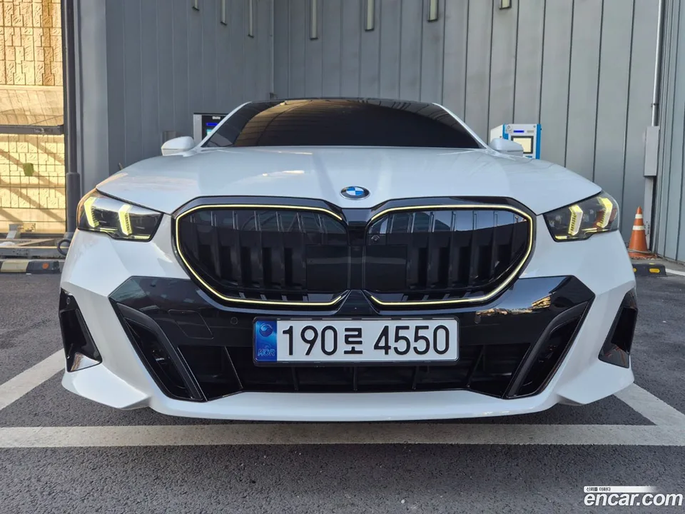 BMW 5 Series 520i M 2024 — фото 1, купить с доставкой в Москву