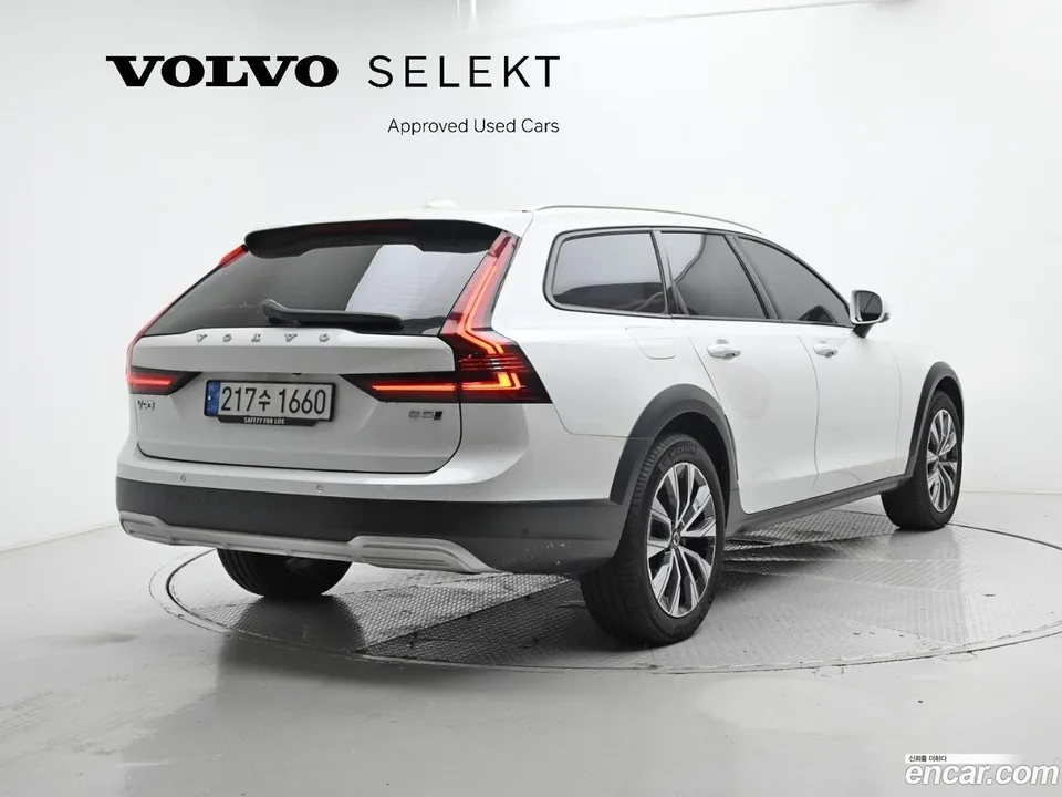 Volvo V90 Cross Country B5 AWD 2024 — миниатюра 2