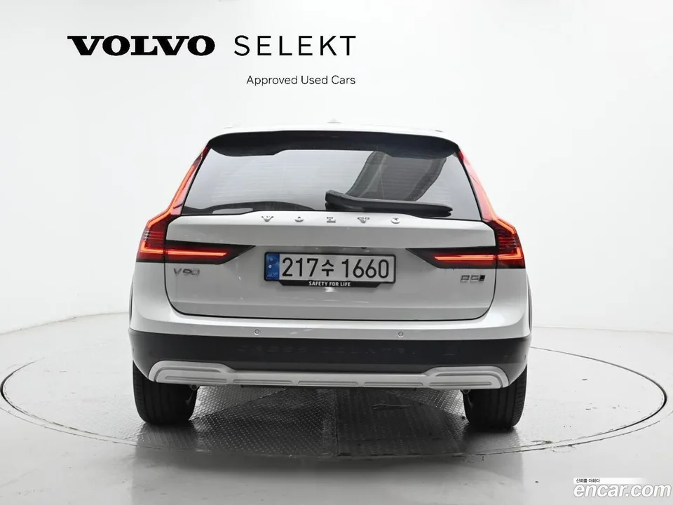 Volvo V90 Cross Country B5 AWD 2024 — миниатюра 4